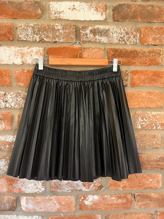 Sincerly Jules Dresses & Skirts - Sincerely Jules Black Pleather Pleated Skirt — Size Medium